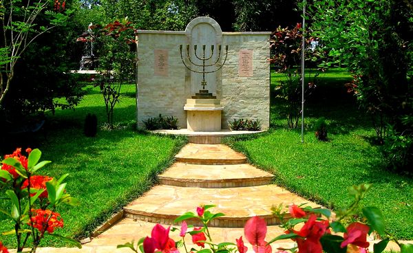 Menorah im Garten der Kanaan-Niederlassung in Paraguay