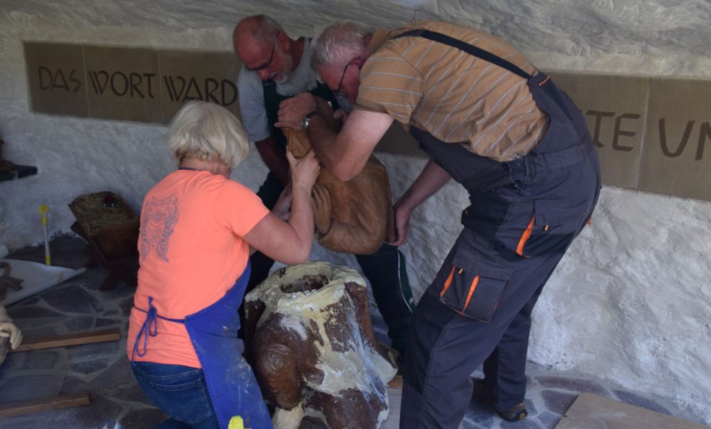 베들레헴 동굴 수리를 돕는 친구들 베들레헴 동굴 수리를 돕는 친구들