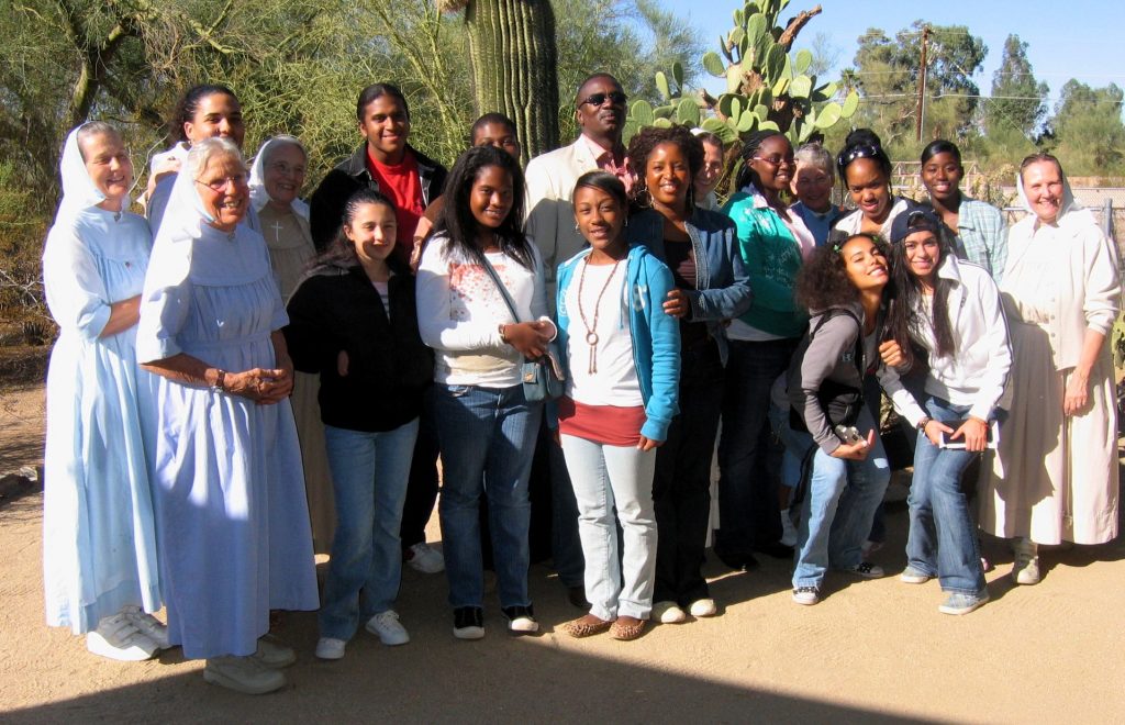 ein schwarzer Pfarrer mit seiner Gemeinde zu Besuch in Phoenix, USA ein schwarzer Pfarrer mit seiner Gemeinde zu Besuch in Phoenix, USA
